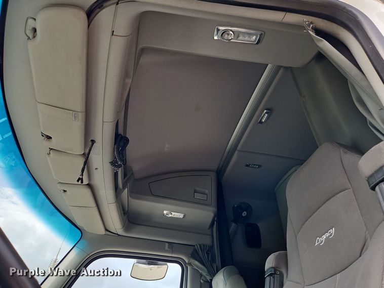 image for item EJ0007 2016 Kenworth T680 semi truck