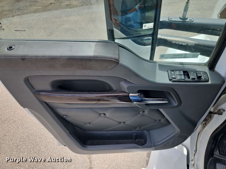 image for item EJ0007 2016 Kenworth T680 semi truck