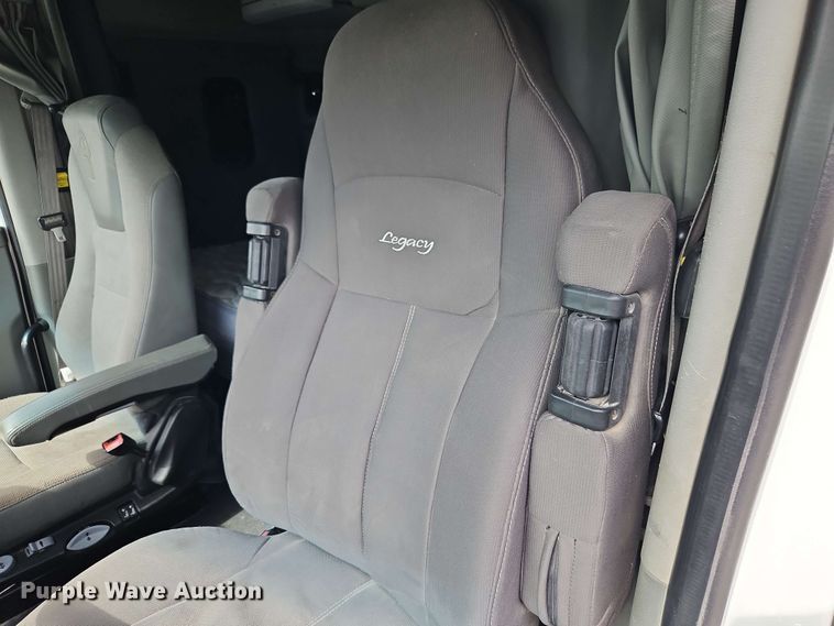 image for item EJ0007 2016 Kenworth T680 semi truck