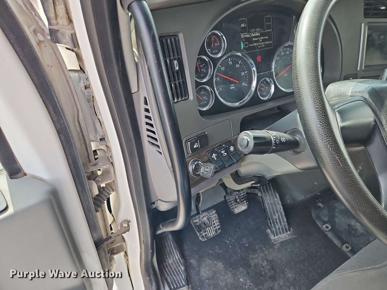 image for item EJ0007 2016 Kenworth T680 semi truck