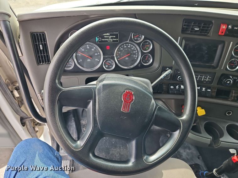 image for item EJ0007 2016 Kenworth T680 semi truck