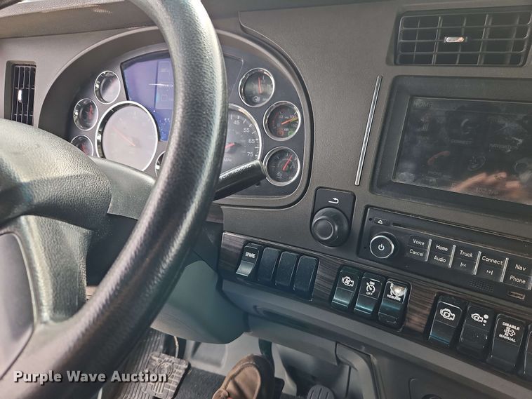 image for item EJ0007 2016 Kenworth T680 semi truck