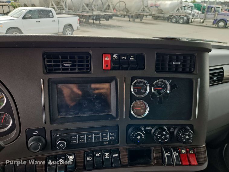 image for item EJ0007 2016 Kenworth T680 semi truck