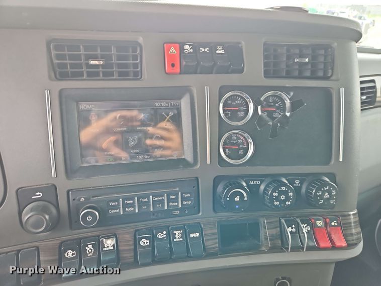 image for item EJ0007 2016 Kenworth T680 semi truck