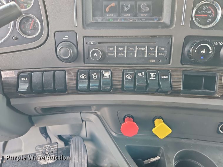 image for item EJ0007 2016 Kenworth T680 semi truck