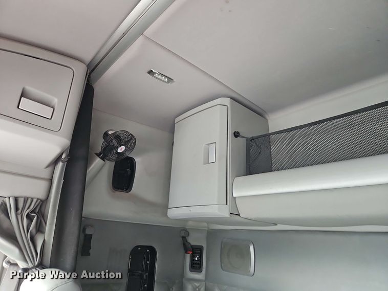 image for item EJ0007 2016 Kenworth T680 semi truck