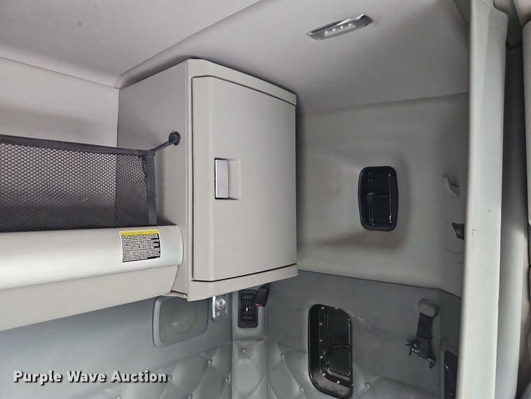 image for item EJ0007 2016 Kenworth T680 semi truck