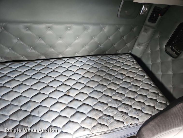 image for item EJ0007 2016 Kenworth T680 semi truck