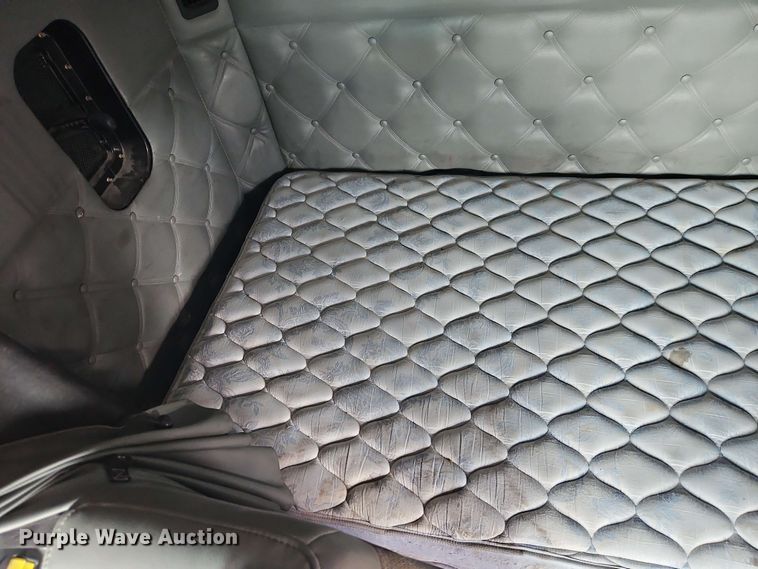 image for item EJ0007 2016 Kenworth T680 semi truck