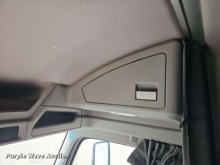 image for item EJ0007 2016 Kenworth T680 semi truck