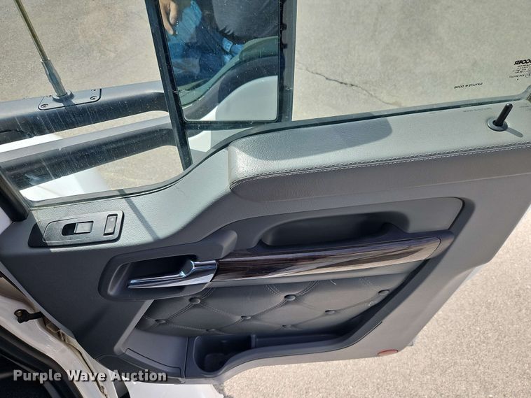 image for item EJ0007 2016 Kenworth T680 semi truck