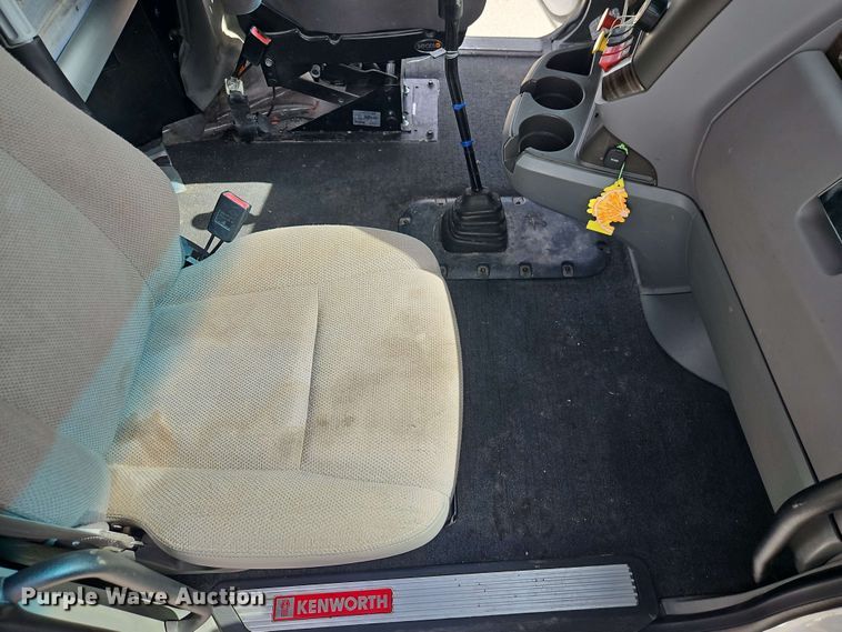 image for item EJ0007 2016 Kenworth T680 semi truck