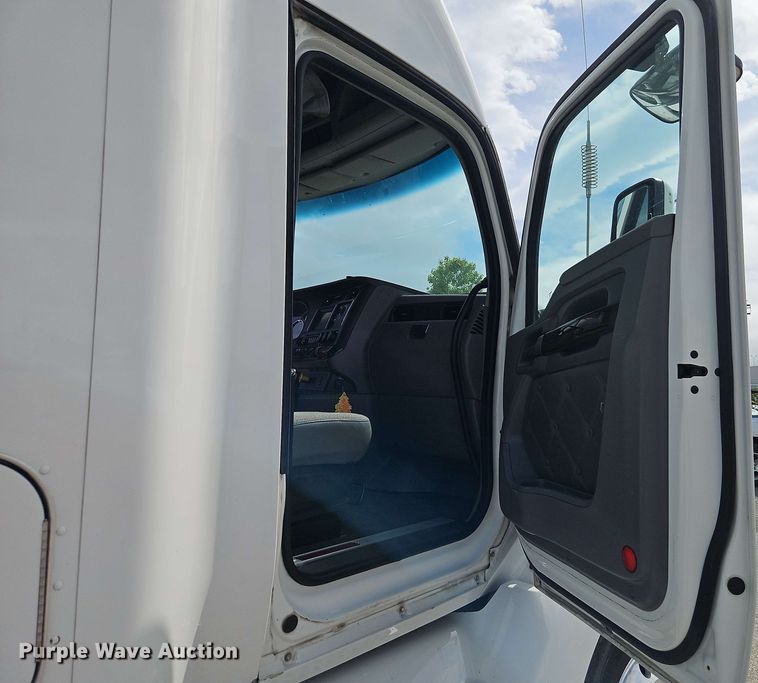 image for item EJ0007 2016 Kenworth T680 semi truck