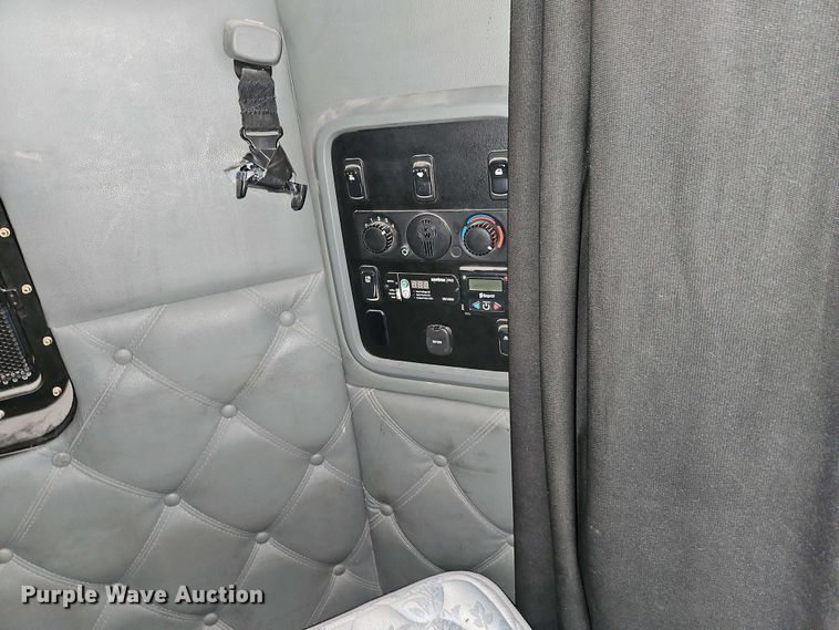 image for item EJ0007 2016 Kenworth T680 semi truck