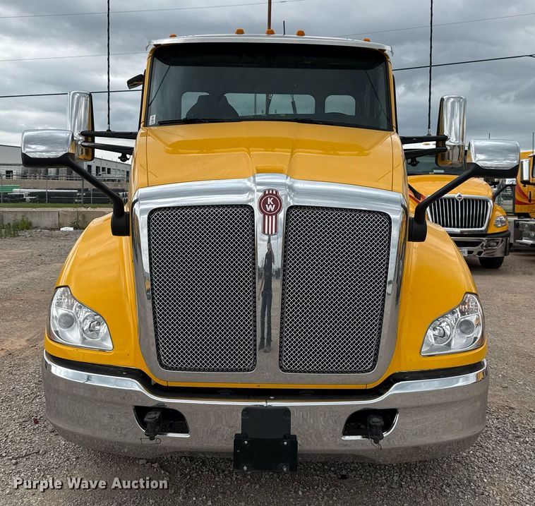 image for item EJ4566 2022 Kenworth T680 semi truck