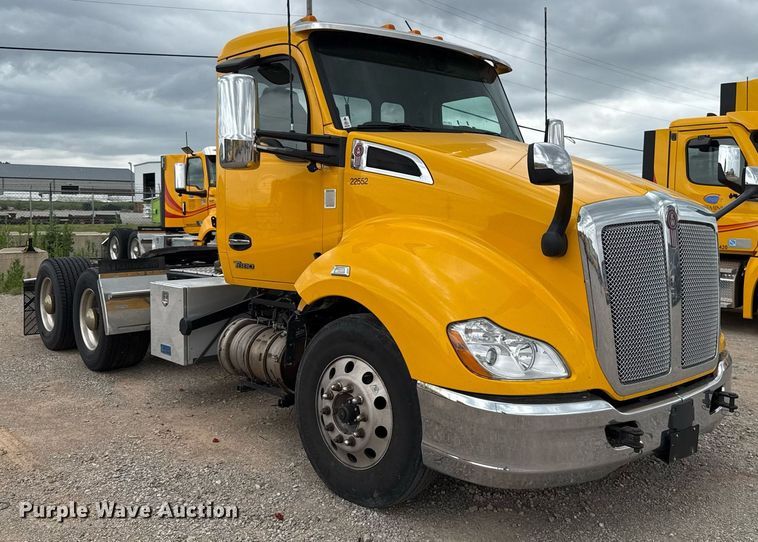 image for item EJ4566 2022 Kenworth T680 semi truck
