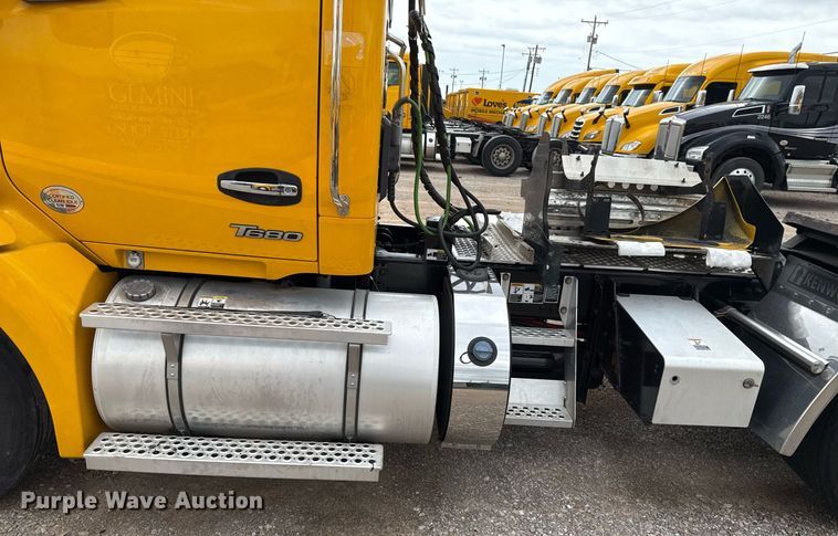 image for item EJ4566 2022 Kenworth T680 semi truck