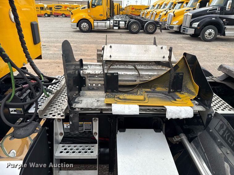 image for item EJ4566 2022 Kenworth T680 semi truck