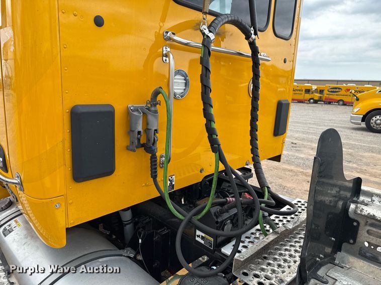 image for item EJ4566 2022 Kenworth T680 semi truck