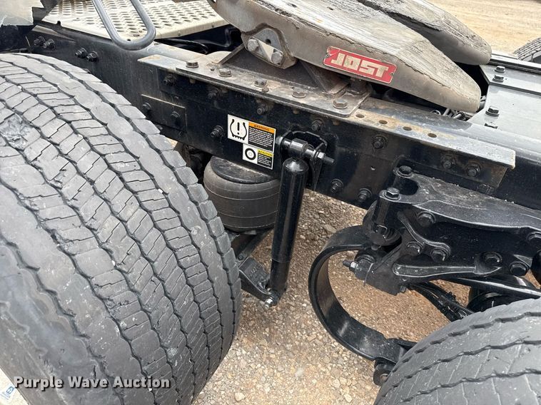 image for item EJ4566 2022 Kenworth T680 semi truck