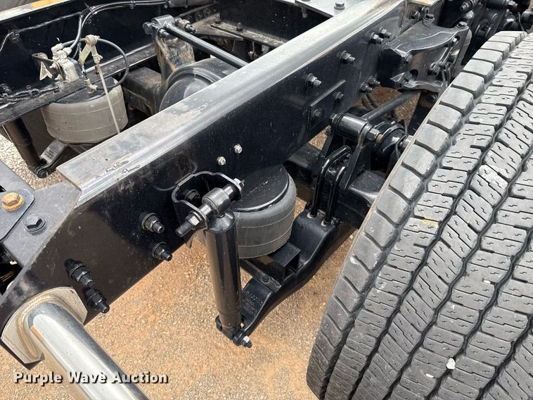 image for item EJ4566 2022 Kenworth T680 semi truck