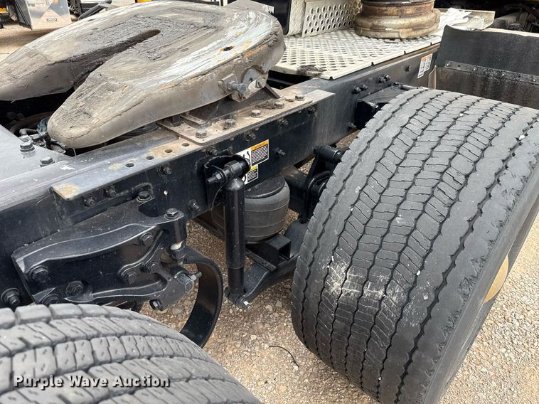 image for item EJ4566 2022 Kenworth T680 semi truck