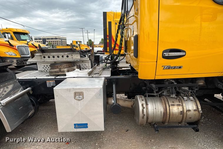 image for item EJ4566 2022 Kenworth T680 semi truck