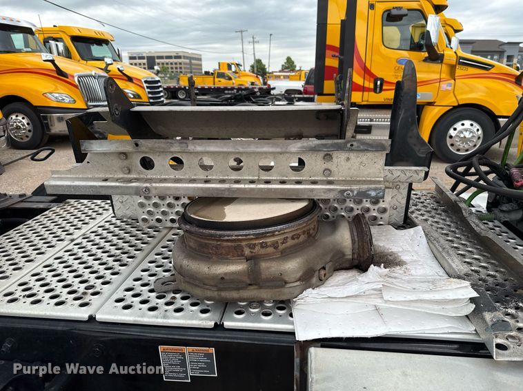 image for item EJ4566 2022 Kenworth T680 semi truck