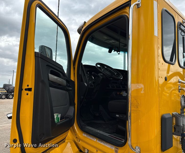 image for item EJ4566 2022 Kenworth T680 semi truck