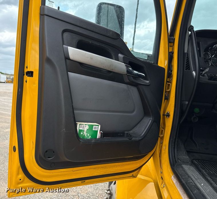 image for item EJ4566 2022 Kenworth T680 semi truck