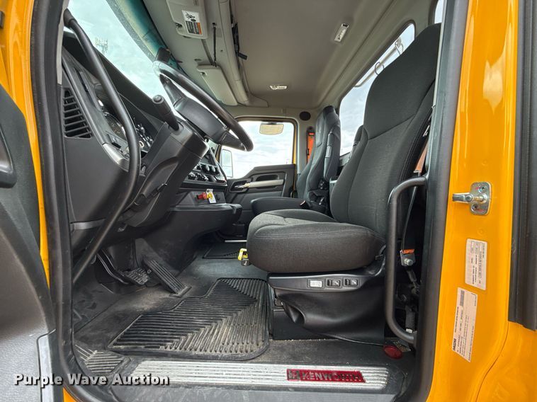 image for item EJ4566 2022 Kenworth T680 semi truck