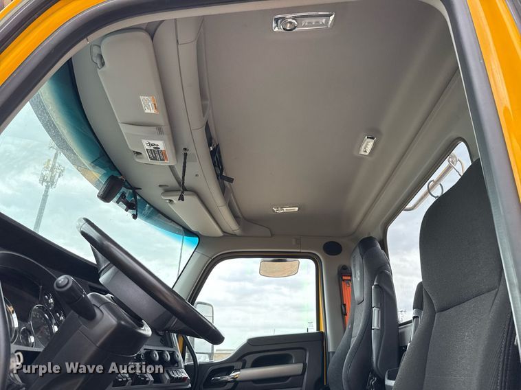 image for item EJ4566 2022 Kenworth T680 semi truck