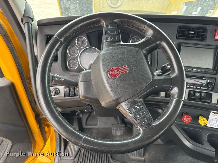 image for item EJ4566 2022 Kenworth T680 semi truck