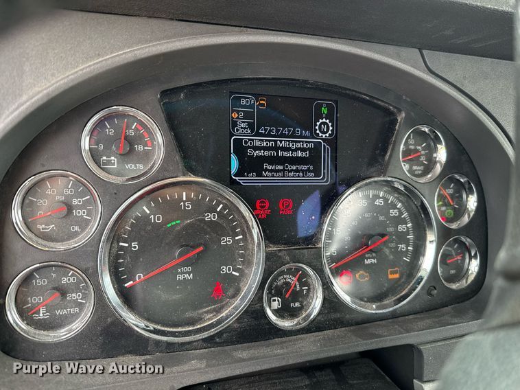 image for item EJ4566 2022 Kenworth T680 semi truck