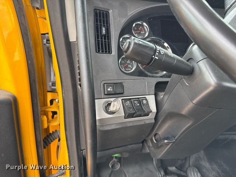 image for item EJ4566 2022 Kenworth T680 semi truck