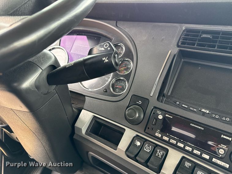 image for item EJ4566 2022 Kenworth T680 semi truck