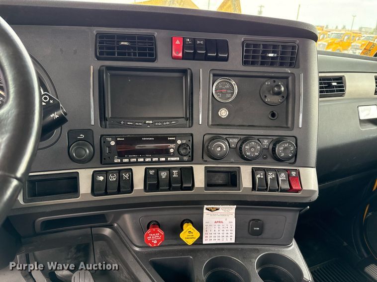 image for item EJ4566 2022 Kenworth T680 semi truck