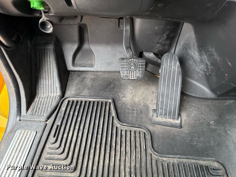 image for item EJ4566 2022 Kenworth T680 semi truck