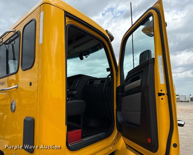 image for item EJ4566 2022 Kenworth T680 semi truck