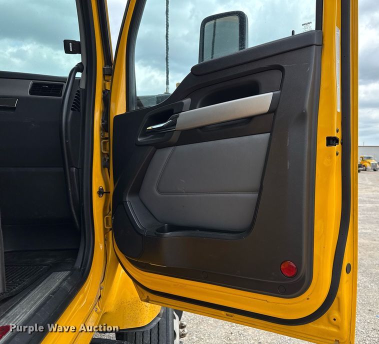 image for item EJ4566 2022 Kenworth T680 semi truck