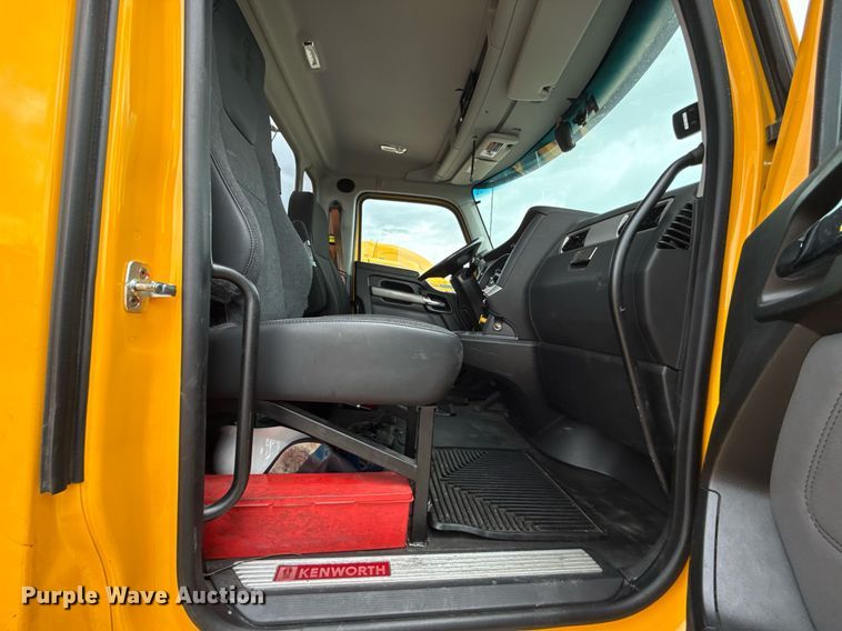 image for item EJ4566 2022 Kenworth T680 semi truck