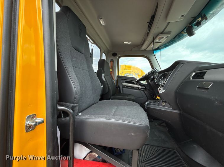 image for item EJ4566 2022 Kenworth T680 semi truck