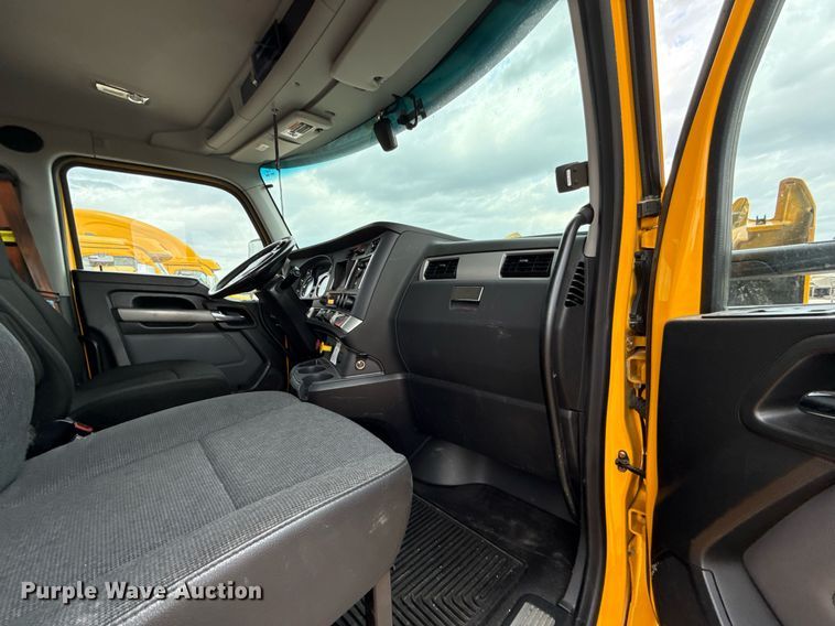 image for item EJ4566 2022 Kenworth T680 semi truck