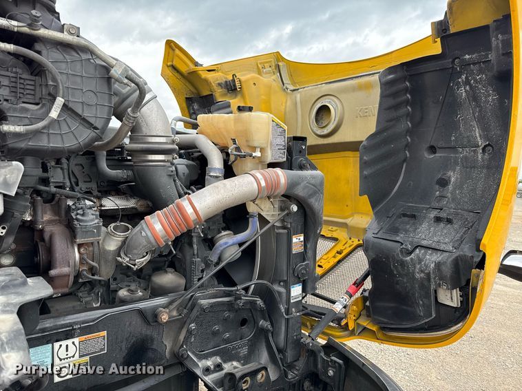 image for item EJ4566 2022 Kenworth T680 semi truck