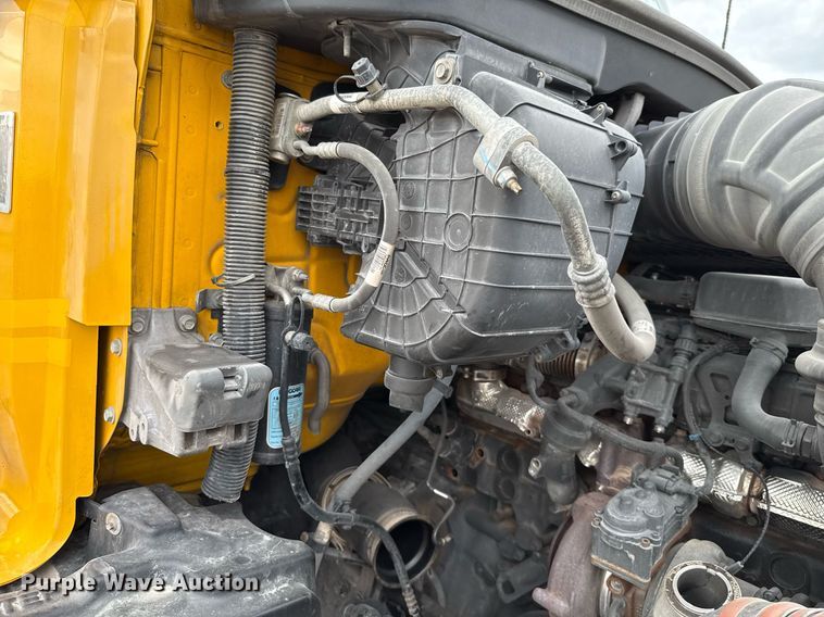 image for item EJ4566 2022 Kenworth T680 semi truck