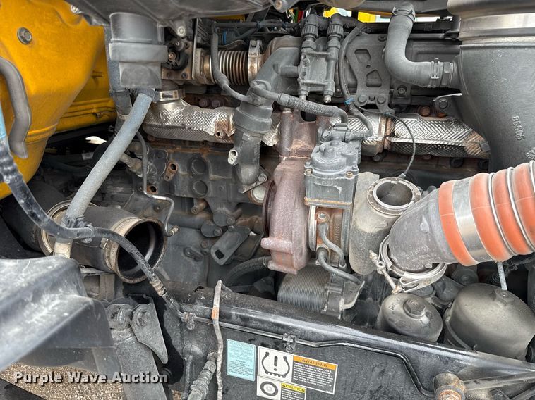 image for item EJ4566 2022 Kenworth T680 semi truck