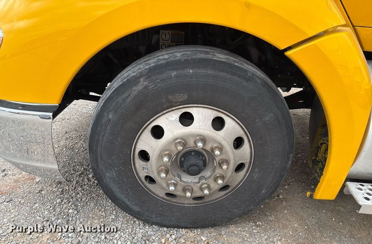 image for item EJ4566 2022 Kenworth T680 semi truck