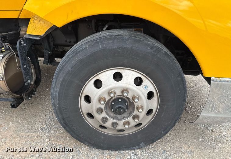 image for item EJ4566 2022 Kenworth T680 semi truck