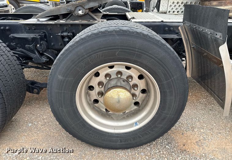 image for item EJ4566 2022 Kenworth T680 semi truck