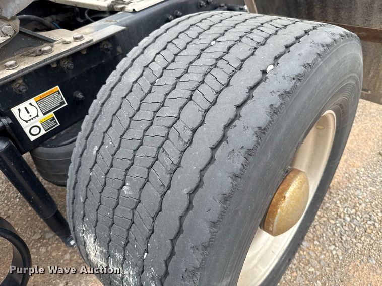 image for item EJ4566 2022 Kenworth T680 semi truck